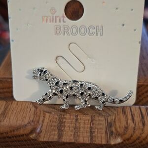 Mint Sparkling Silver Leopard Pin